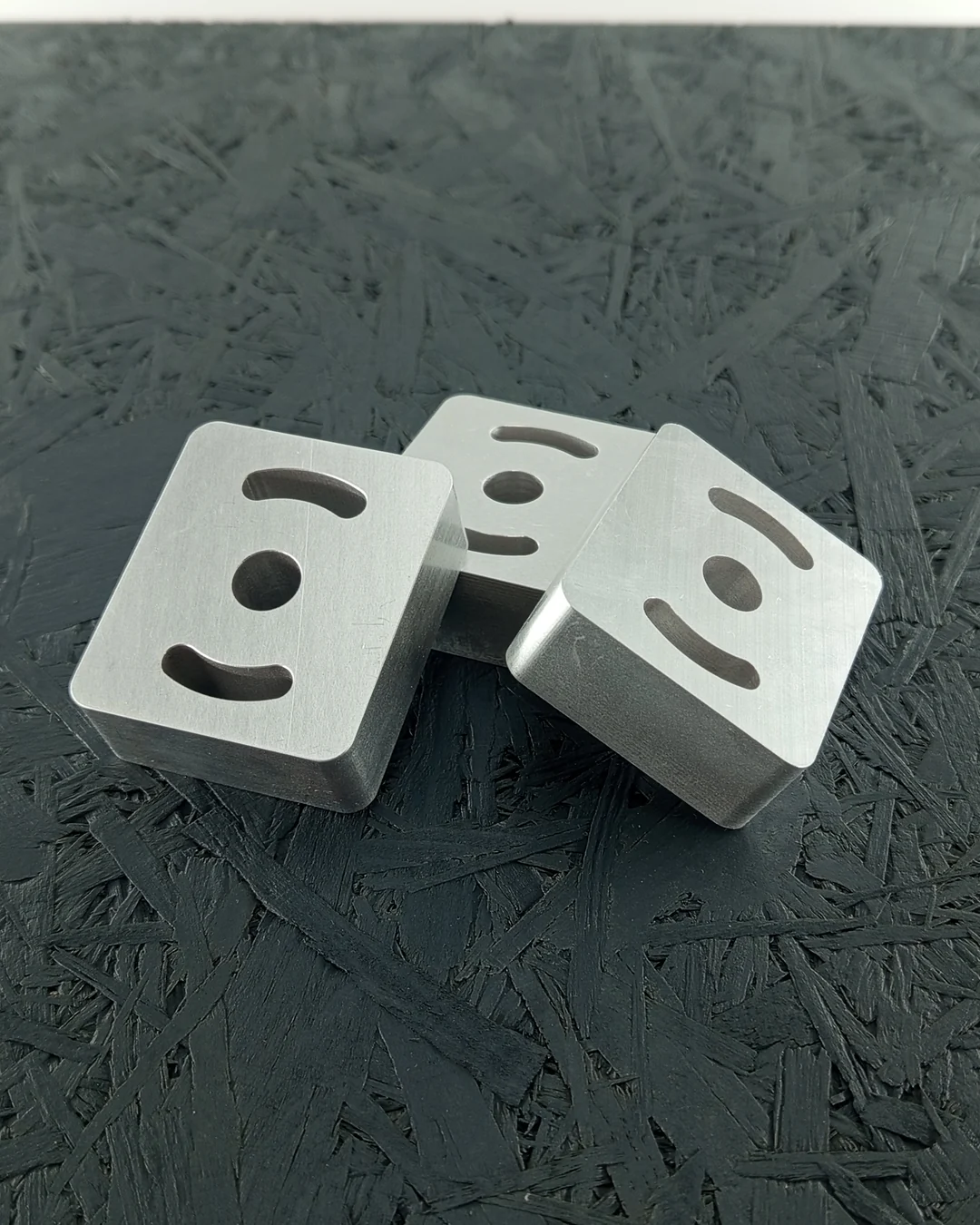 CNC-gefräste Frontplatte aus Alu 5083 mit Senkungen und Bohrungen