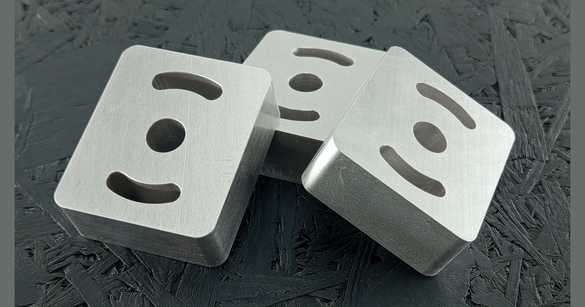 CNC-gefräste Frontplatte aus Alu 5083 mit Senkungen und Bohrungen