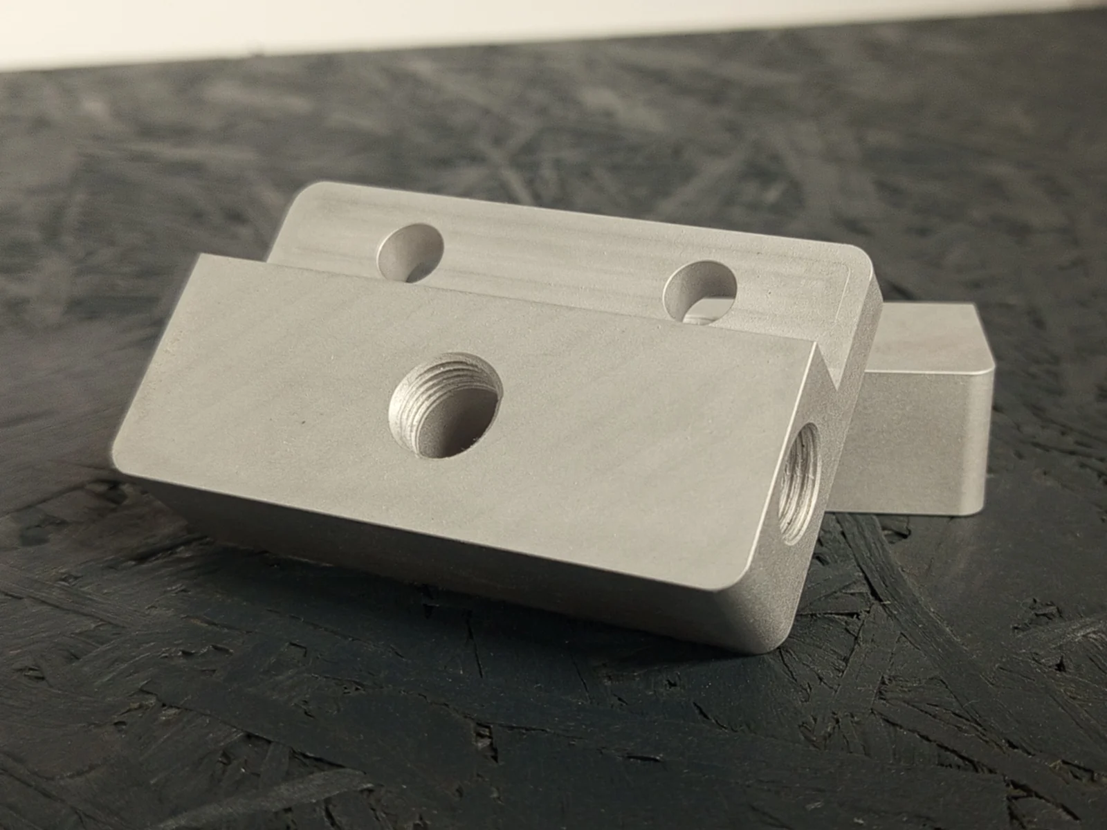 CNC-gefräste Adapterplatte aus Alu 5083, 20mm dick, mit Gewinden und Seitenbohrungen.