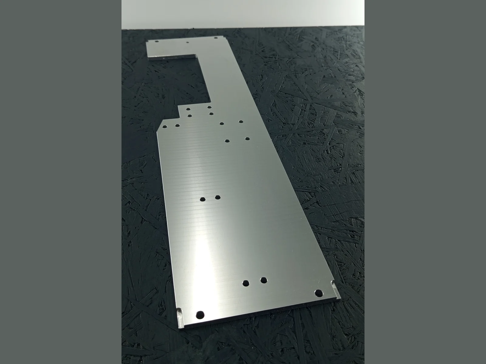 CNC gefräste Montageplatte aus Aluminium 5083, 6mm dick, mit vielen Bohrungen und L-förmiger Kontur