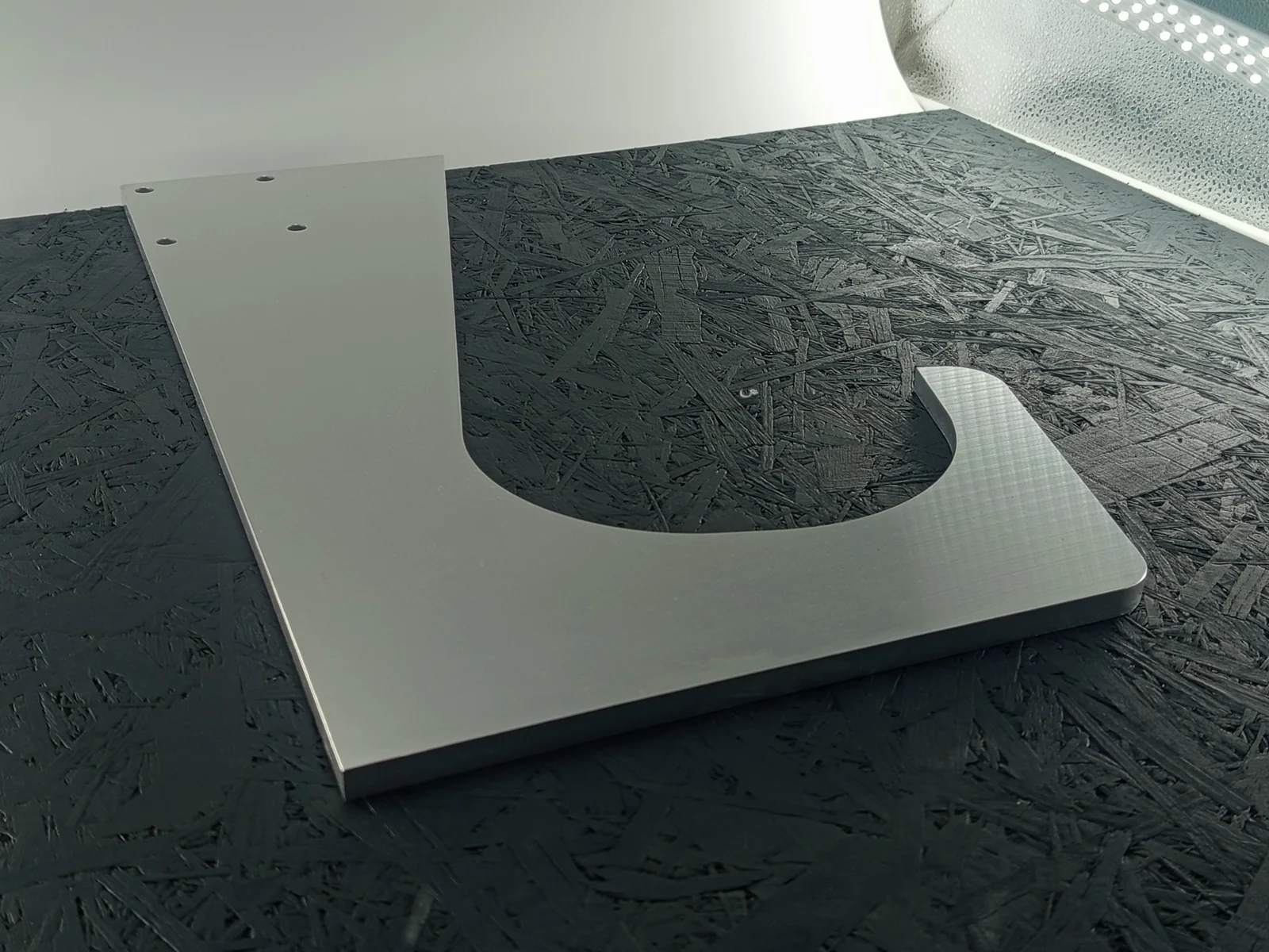 CNC-gefräster Winkel aus Alu 5083, 10mm dick, ca. 500x290mm, mit Bohrungen und Konturfräsung.