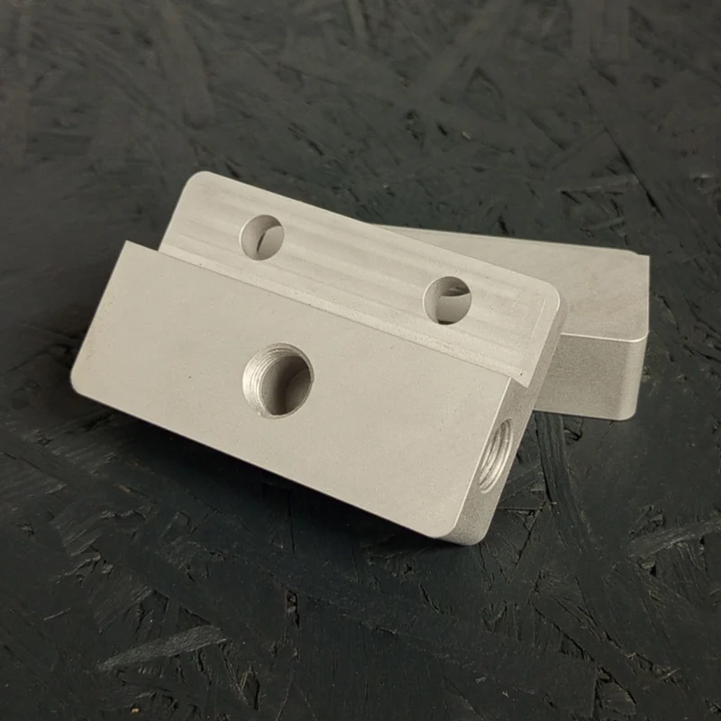 CNC-gefräste Adapterplatte aus Alu 5083, 20mm dick, mit Gewinden und Seitenbohrungen.