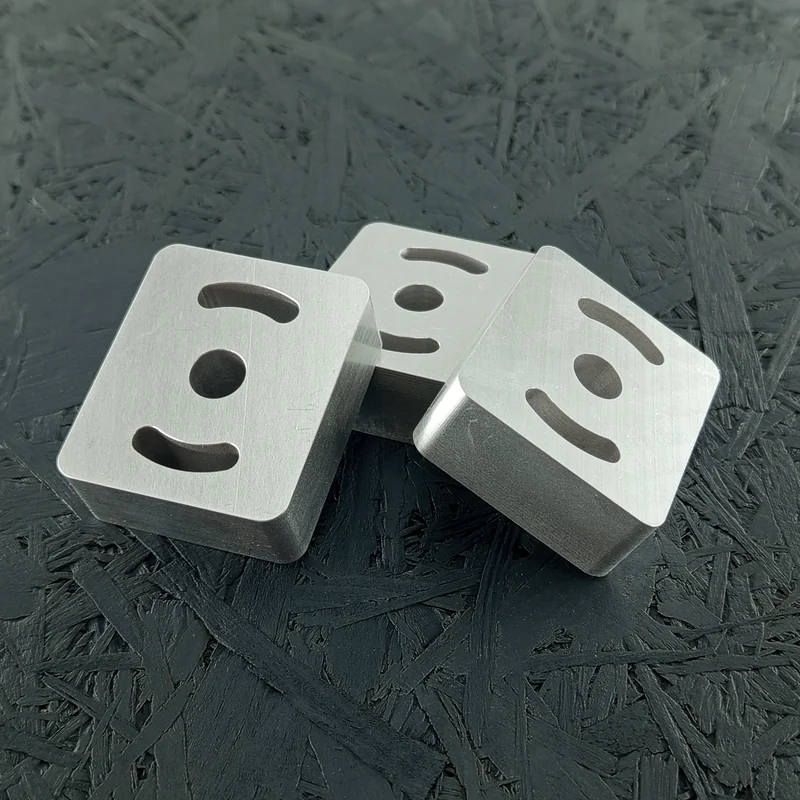 CNC-gefräste Adapterplatte aus Alu 5083 mit Bohrung und Langlöchern