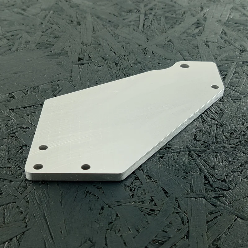 CNC-gefräster Halter aus Aluminium 5083, 6mm dick, mit Bohrungen und abgerundeten Kanten, auf dunklem Hintergrund.