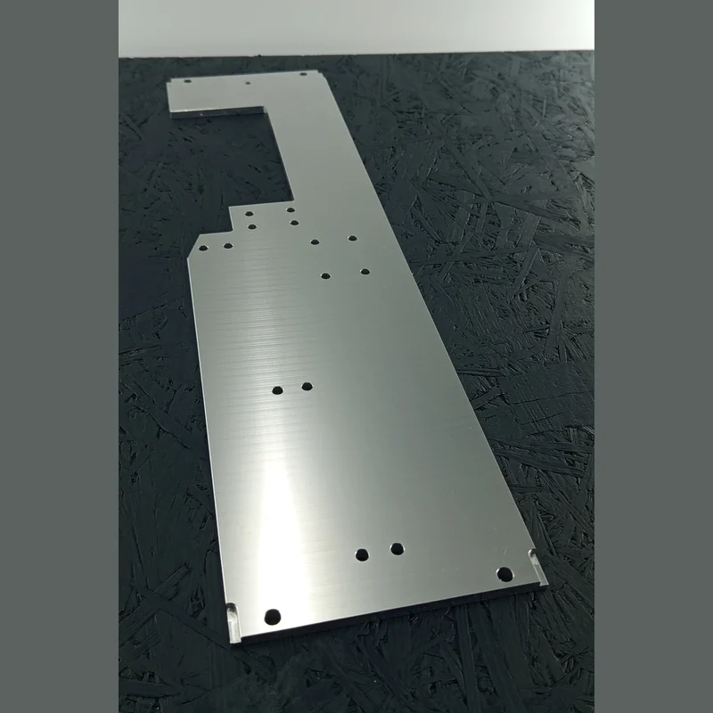 CNC gefräste Montageplatte aus Aluminium 5083, 6mm dick, mit vielen Bohrungen und L-förmiger Kontur