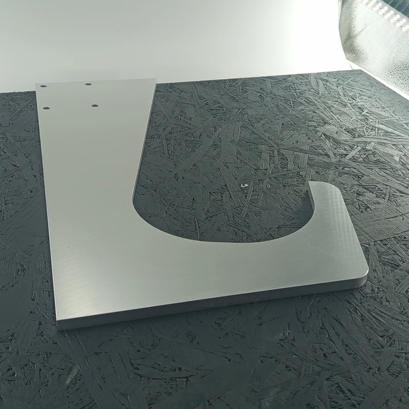 CNC-gefräster Winkel aus Alu 5083, 10mm dick, ca. 500x290mm, mit Bohrungen und Konturfräsung.