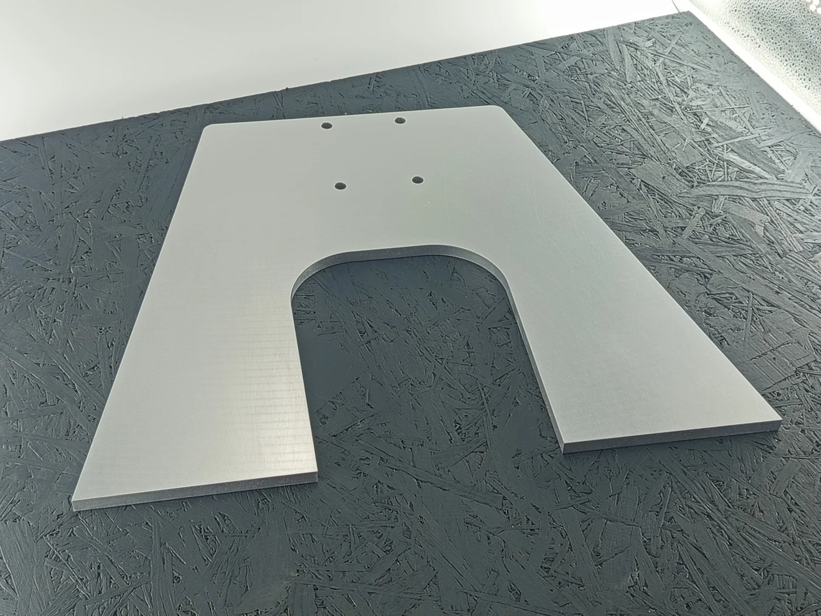 CNC-gefräste Frontplatte aus Aluminium 5083, 10mm dick, mit Bohrungen und Konturfräsung.