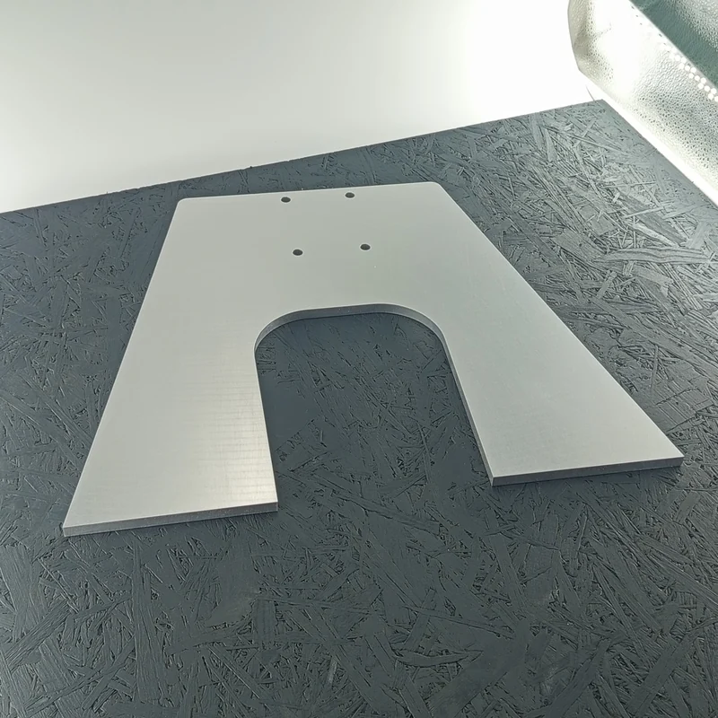 CNC-gefräste Frontplatte aus Aluminium 5083, 10mm dick, mit Bohrungen und Konturfräsung.