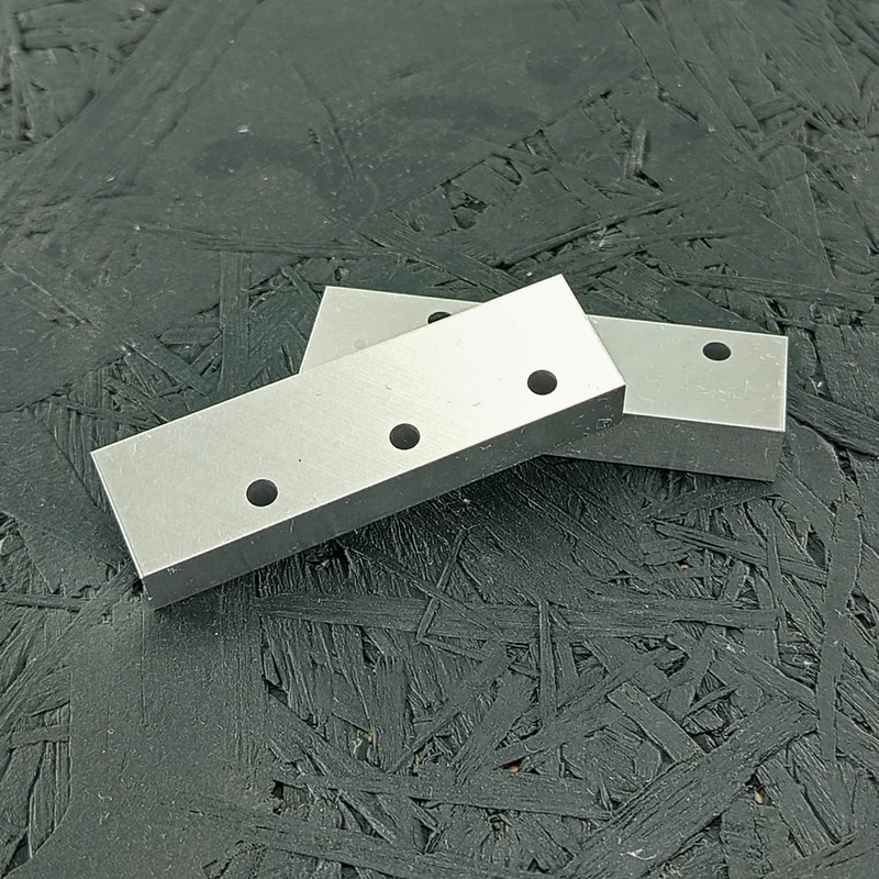 Zwei CNC-gefräste Halter aus Aluminium 5083, 10mm dick, mit drei Bohrungen pro Teil.