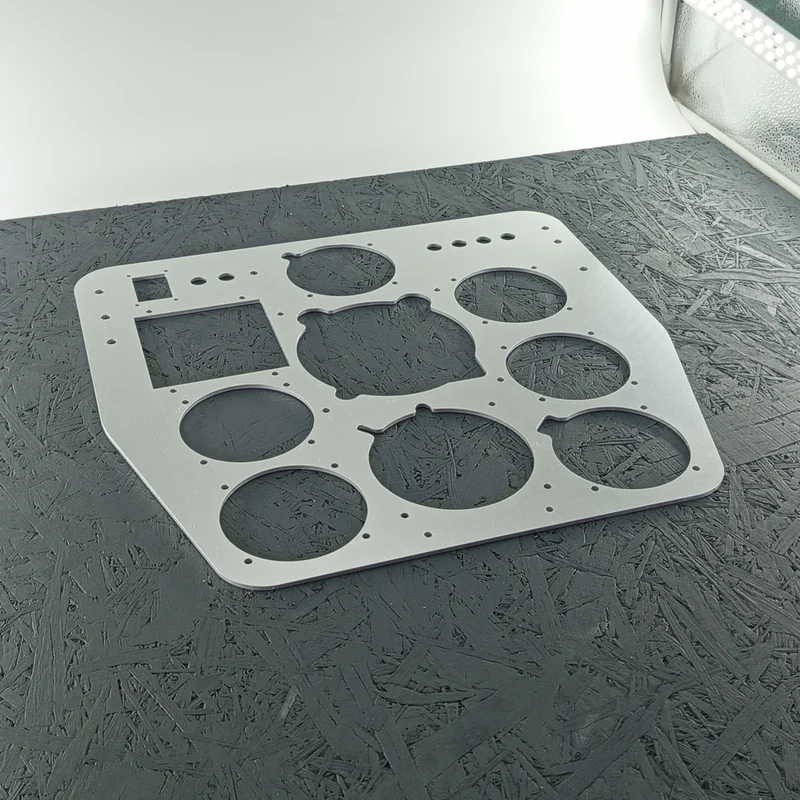 CNC-gefräste Frontplatte aus Aluminium 5083, 3mm dick, mit vielen runden und eckigen Aussparungen sowie kleinen Bohrungen.