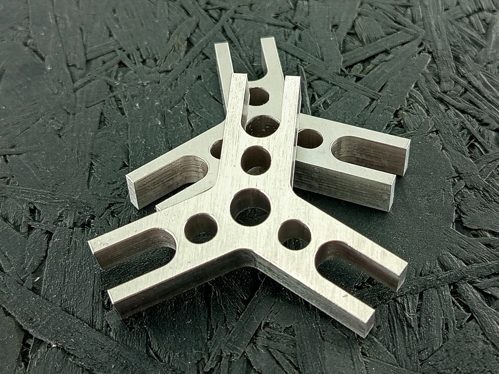 CNC-gefrästes Roboterteil aus Alu 7075, 8mm dick, mit Bohrungen und Konturfräsung.