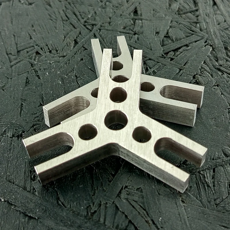 CNC-gefrästes Roboterteil aus Alu 7075, 8mm dick, mit Bohrungen und Konturfräsung.