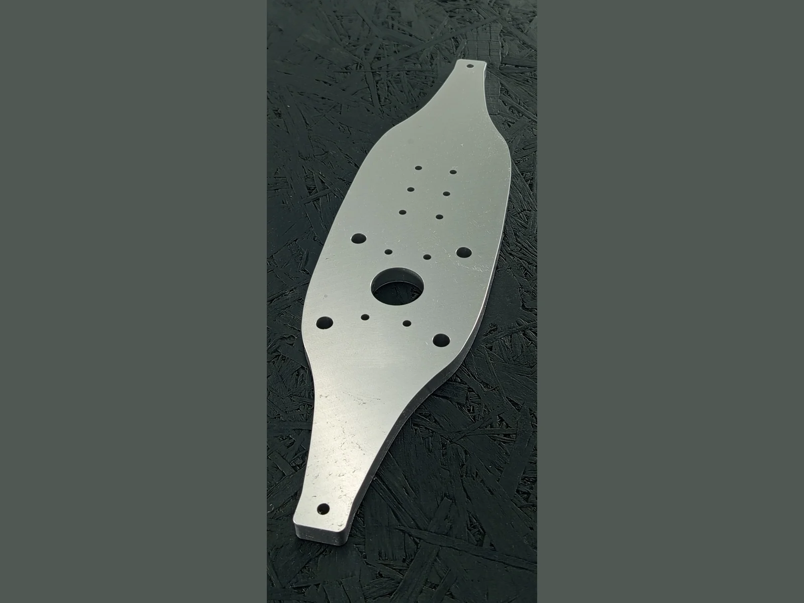 CNC-gefräste Montageplatte aus Aluminium 5083, 10mm dick, mit vielen Bohrungen und Konturfräsung.