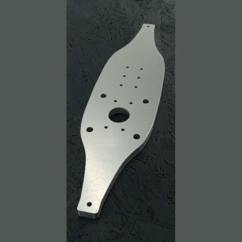 CNC-gefräste Montageplatte aus Aluminium 5083, 10mm dick, mit vielen Bohrungen und Konturfräsung.