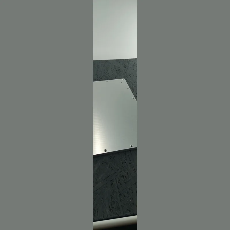 Rechteckige Aluminium-Adapterplatte aus Alu 5083 mit Bohrungen und Fasen, 8 mm dick, auf dunklem Untergrund