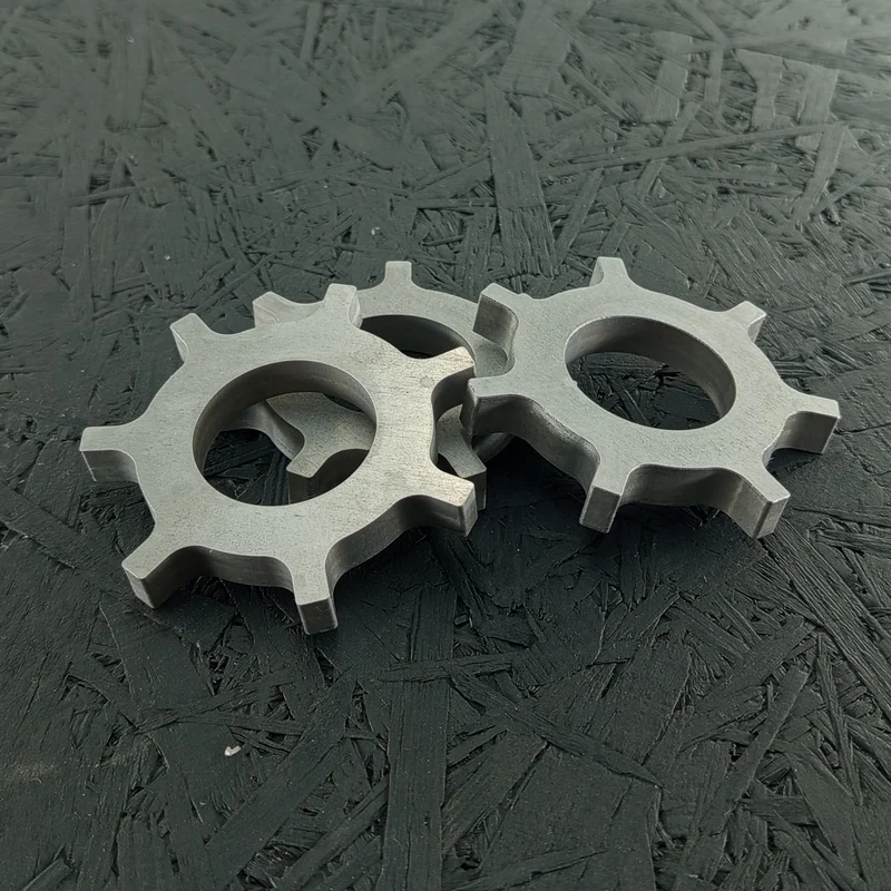Bild eines CNC-gefrästen Maschinenbauteils aus Aluminium 7075 mit komplexer Außenkontur, zentraler Bohrung und Fasen, 10mm dick.